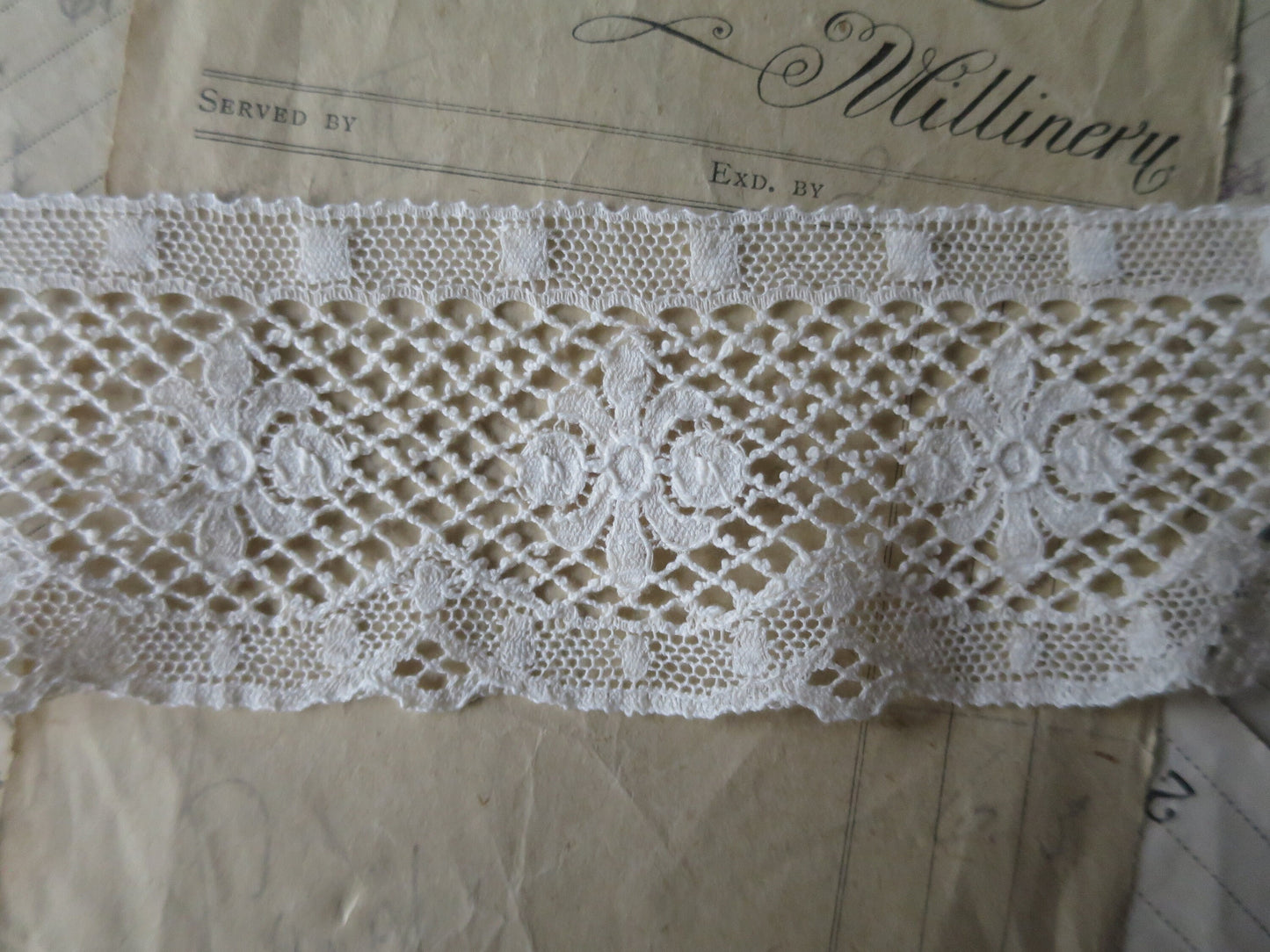 Ecru English Nottingham Lace- Scalloped Trellis Guipure- 5.5 cm