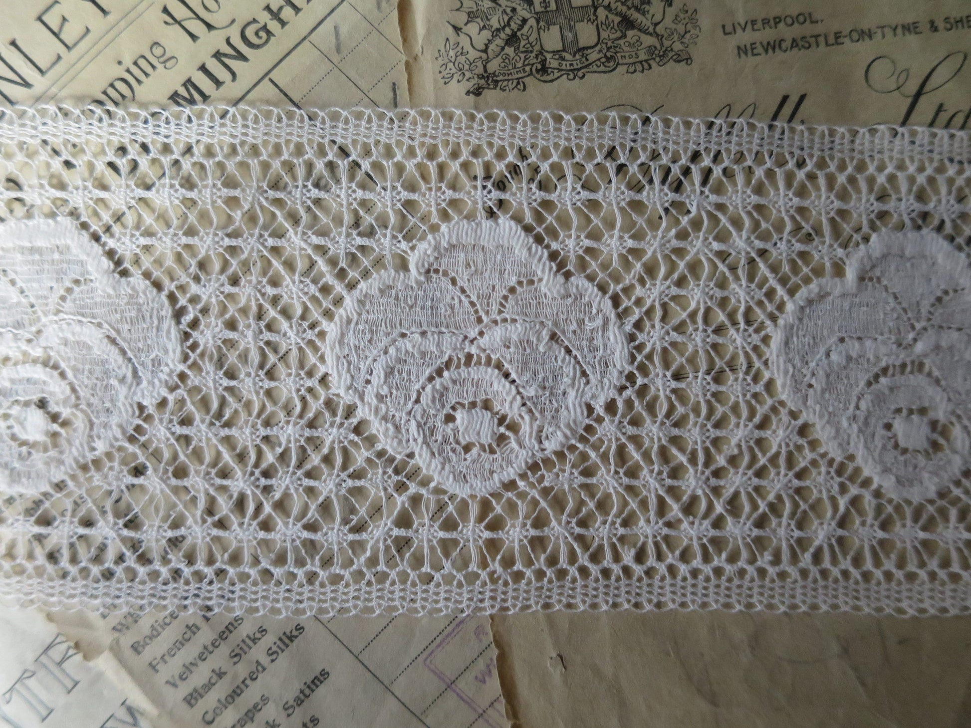 Ecru English Nottingham Lace- Art Deco Roses Guipure- Insertion- 8 cm