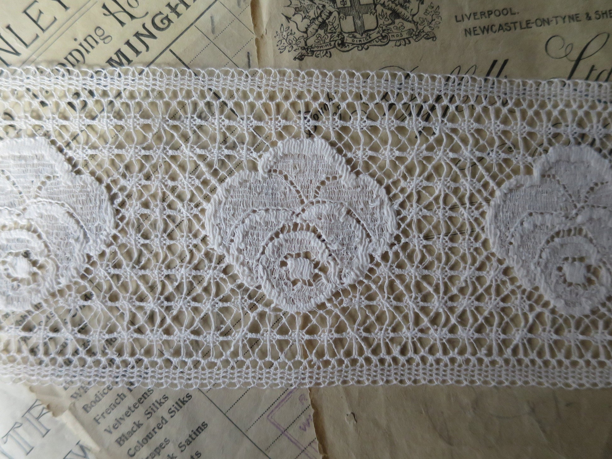 Ecru English Nottingham Lace- Art Deco Roses Guipure- Insertion- 8 cm