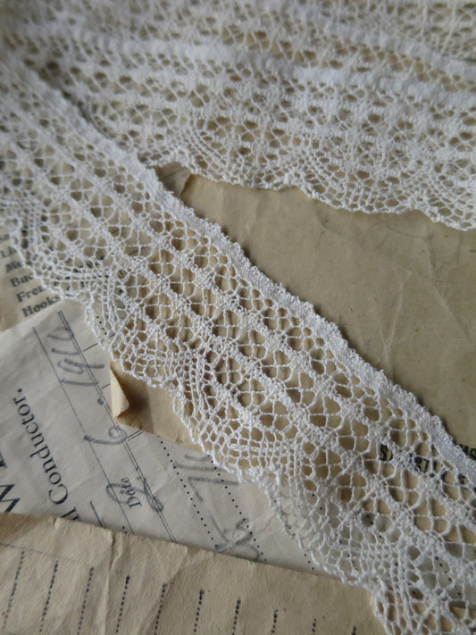 Ecru English Nottingham Lace- Scalloped Net Guipure- 3.5 cm