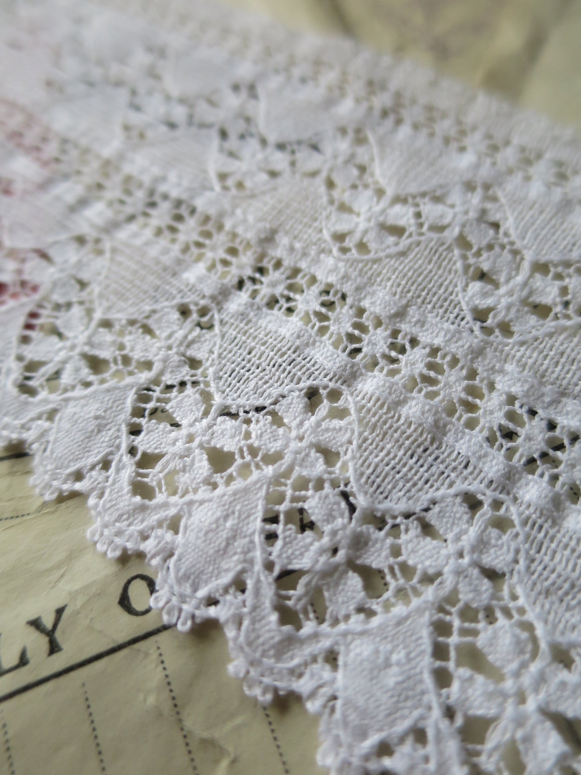 White English Nottingham Lace- Floral Waves- 7.5 cm