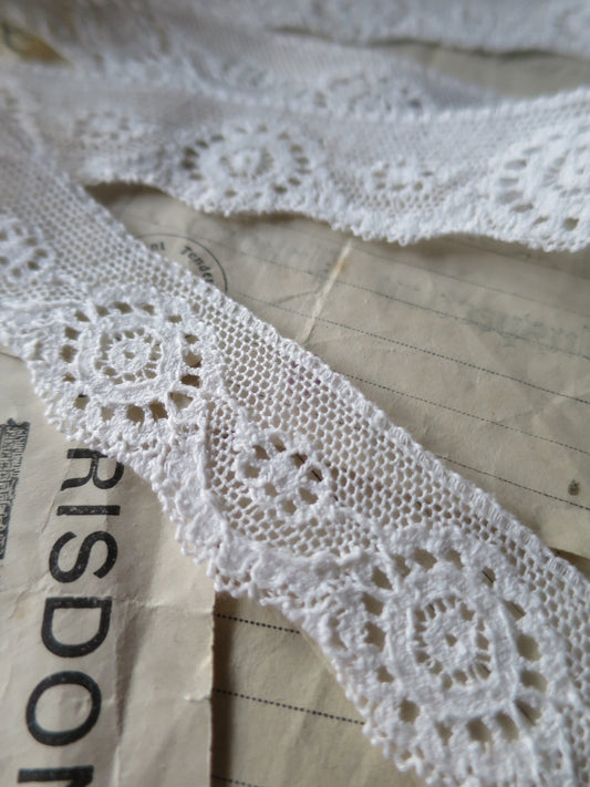 Off White English Nottingham Lace- Broderie Anglaise Cutwork Circles- 2.7 cm