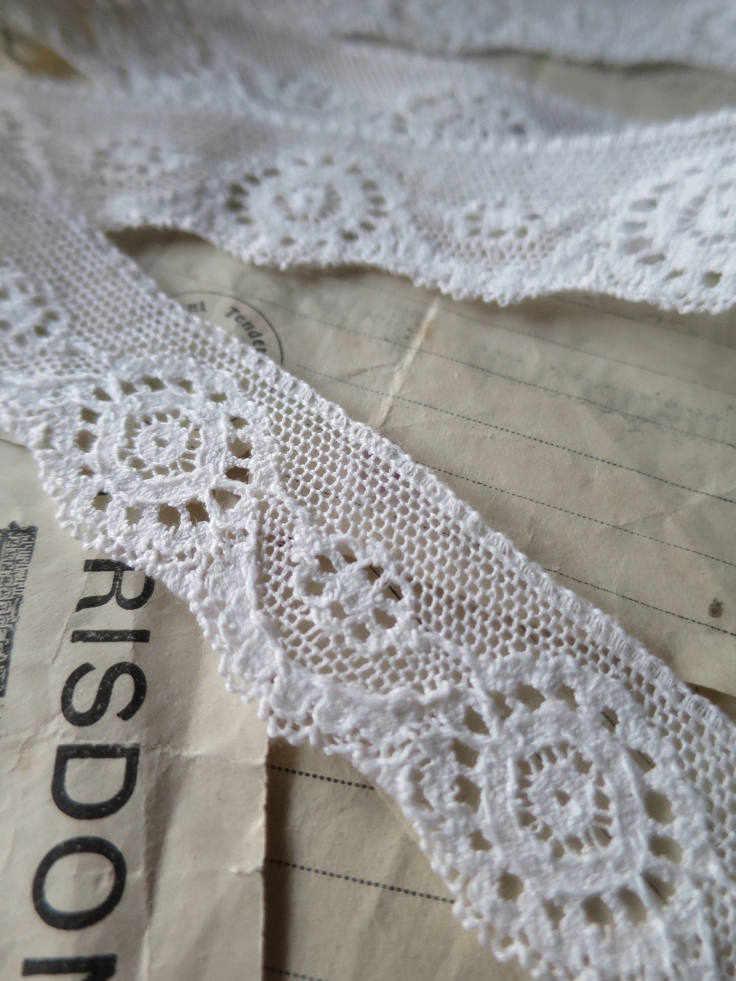 Off White English Nottingham Lace- Broderie Anglaise Cutwork Circles- 2.7 cm