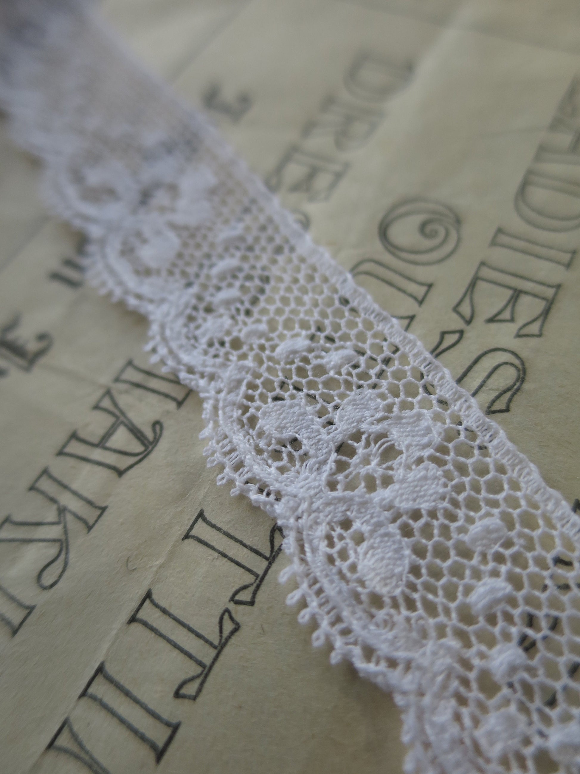 White English Nottingham Lace- Valenciennes Floral Spot- 2.2 cm