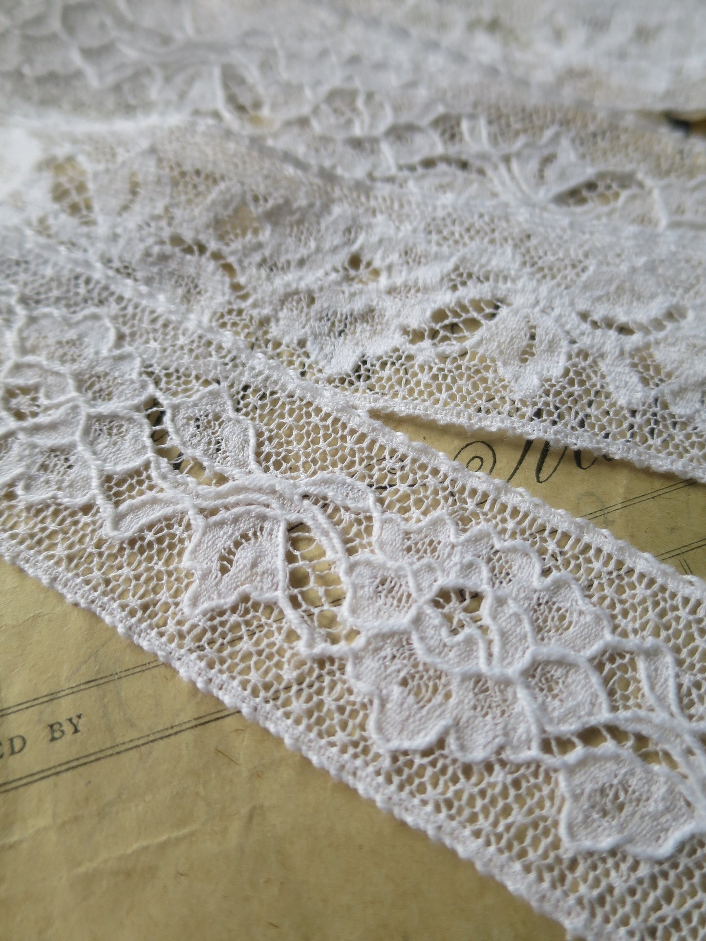 White English Nottingham Lace- Alencon Flowers- Insertion- 3.5 cm