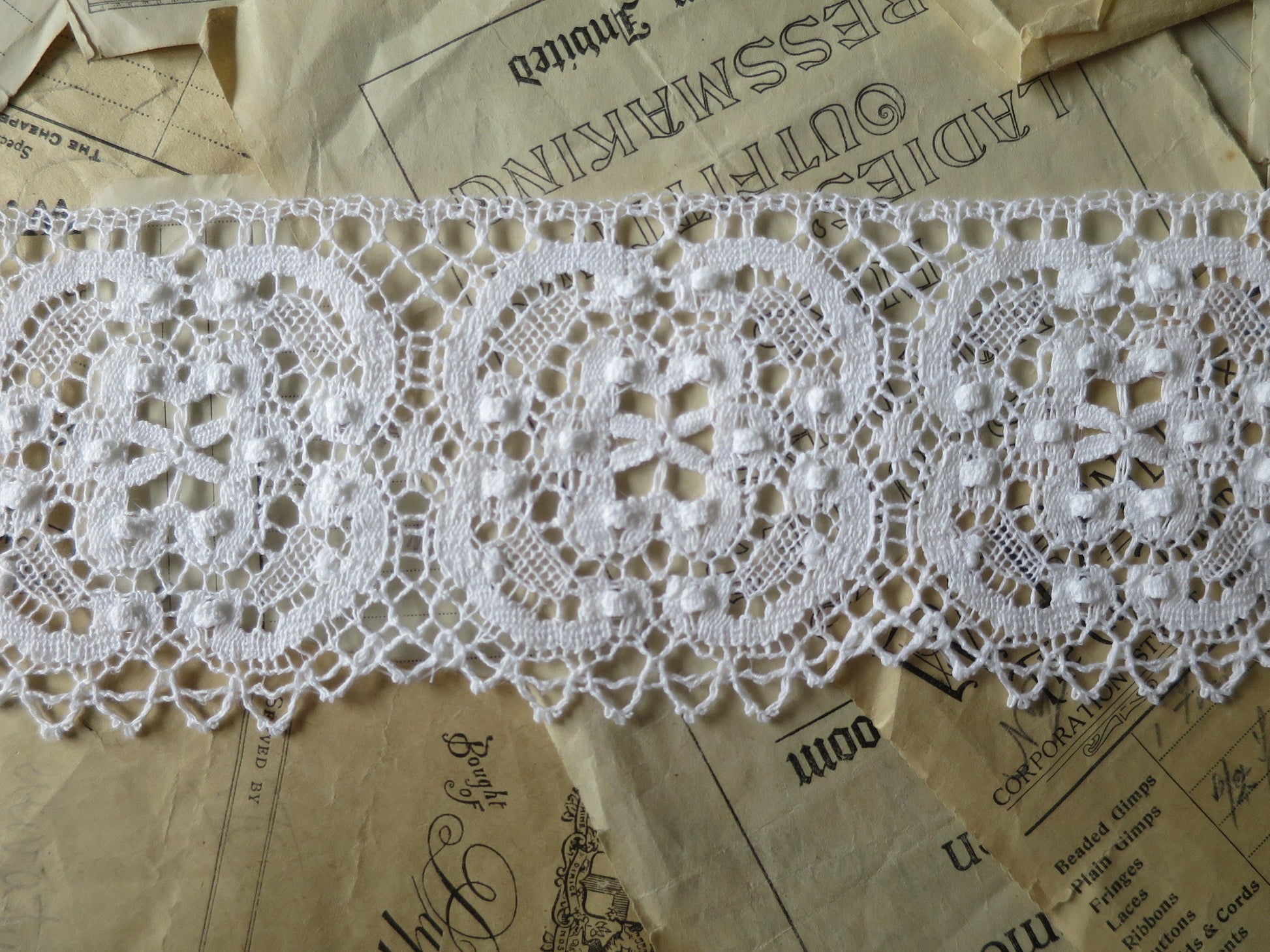 White English Nottingham Cluny Lace- Raised Torchon Roses Guipure - 8.5 cm