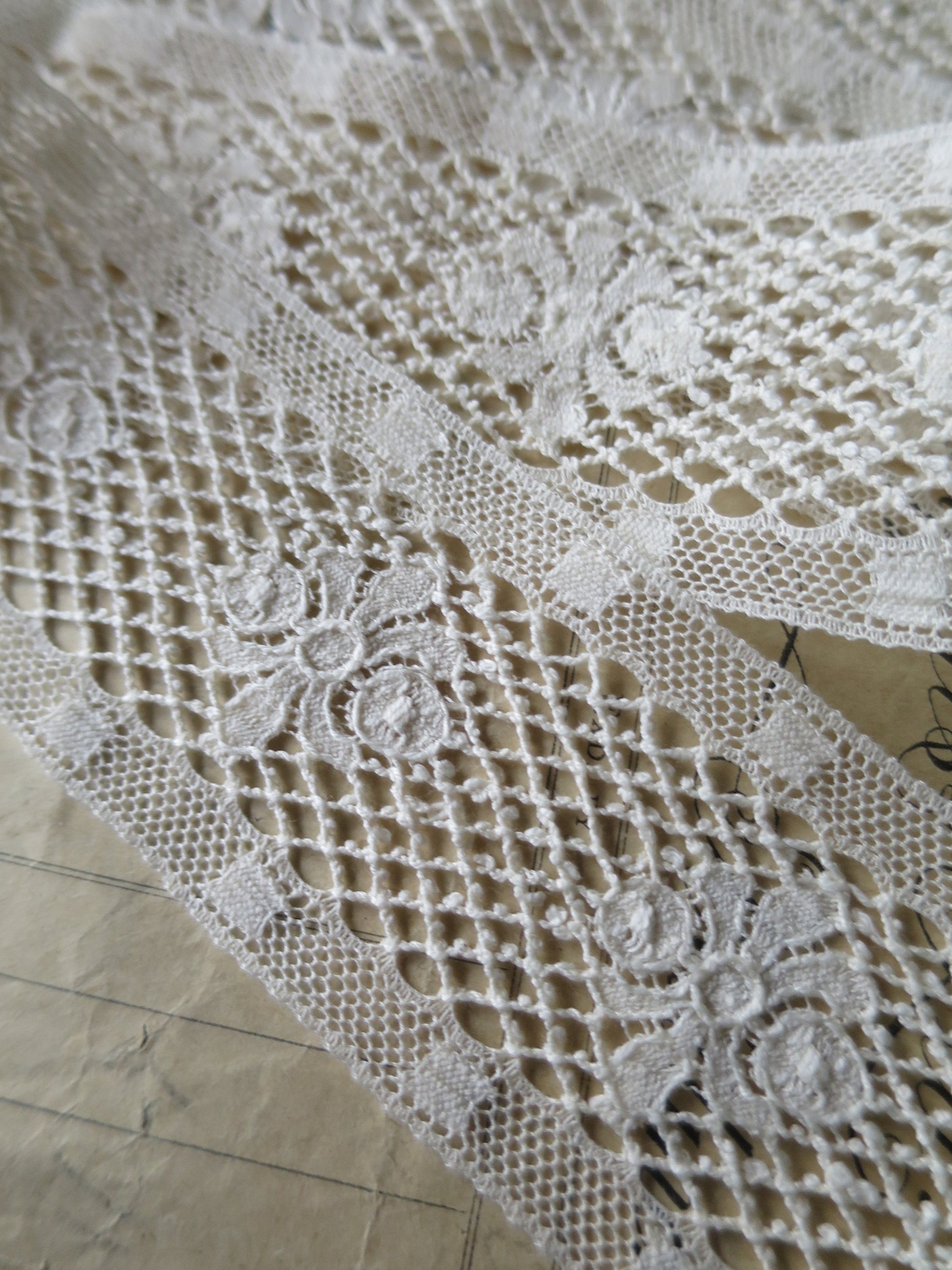 Ecru English Nottingham Lace- Scalloped Trellis Guipure- Insertion- 5.5 cm