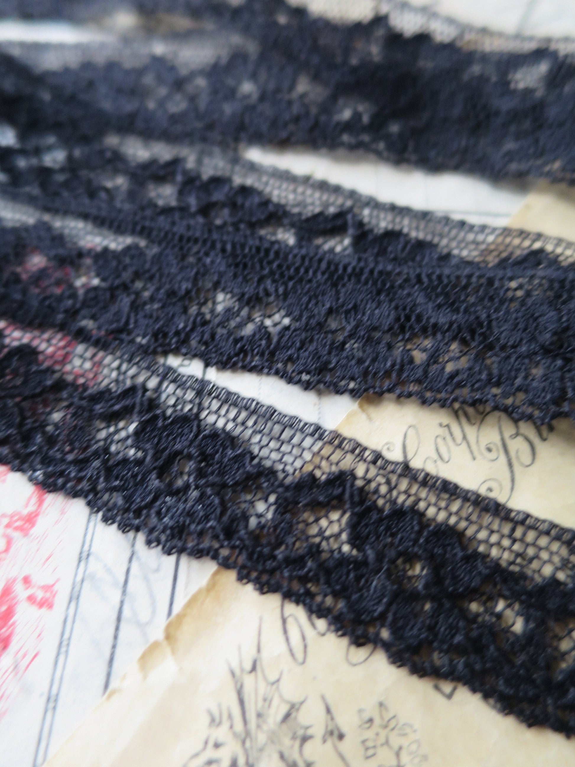 Black English Nottingham Lace- Alencon Flowers 1.7 cm