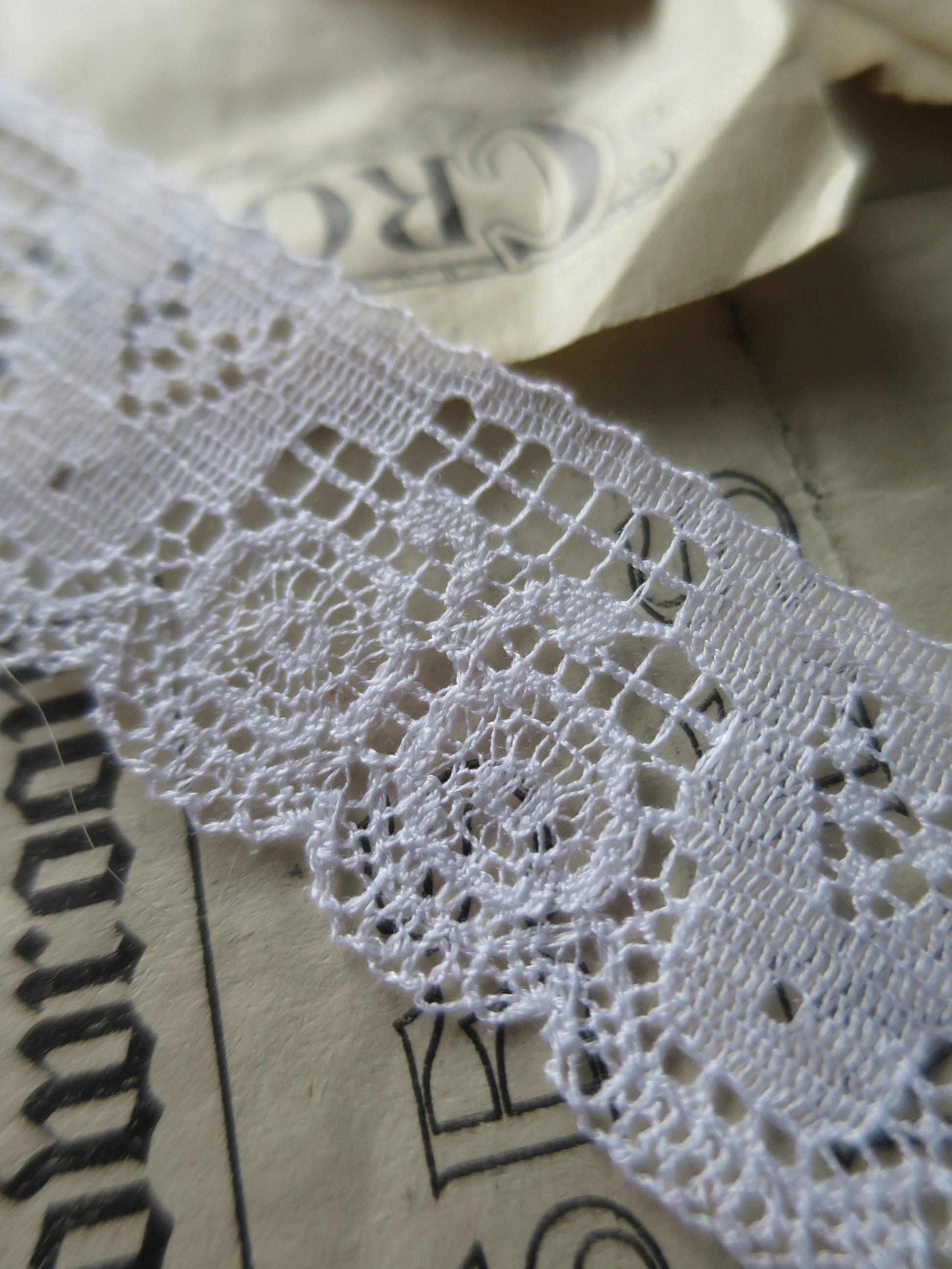 White English Nottingham Lace- Art Deco Filet Lace- 2.3 cm