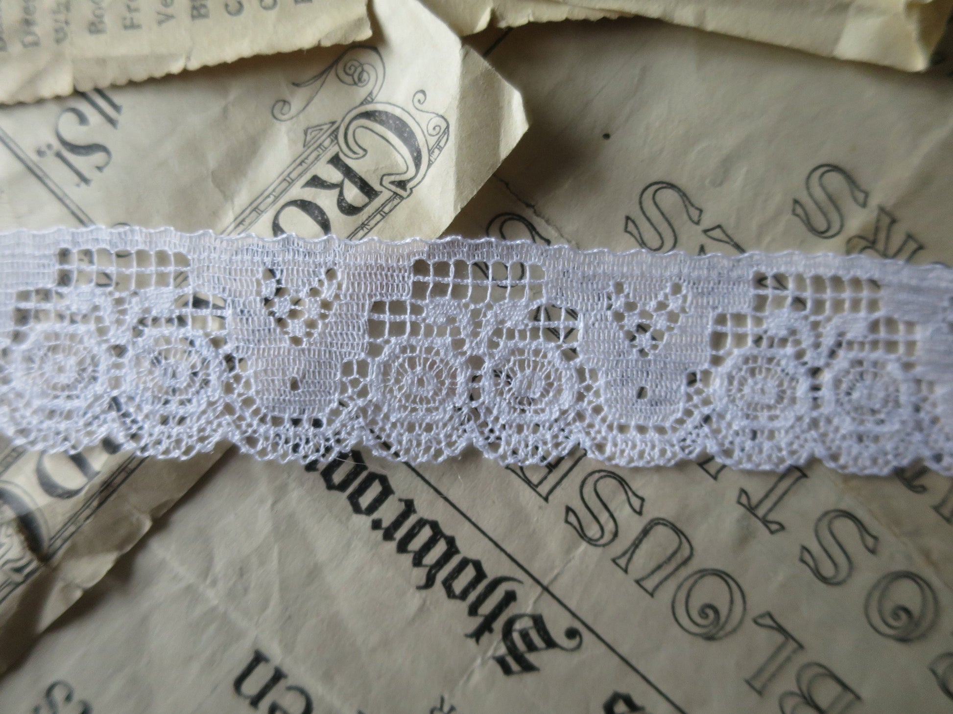 White English Nottingham Lace- Art Deco Filet Lace- 2.3 cm