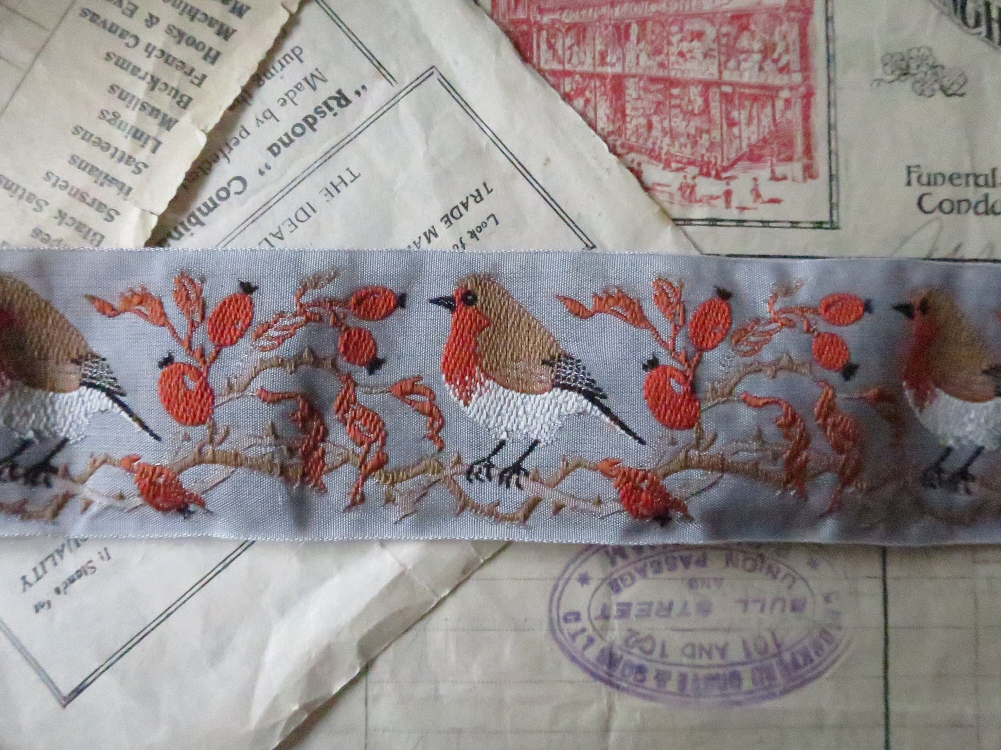 Robins & Berries 40 mm Jacquard Woven Ribbon- Grey