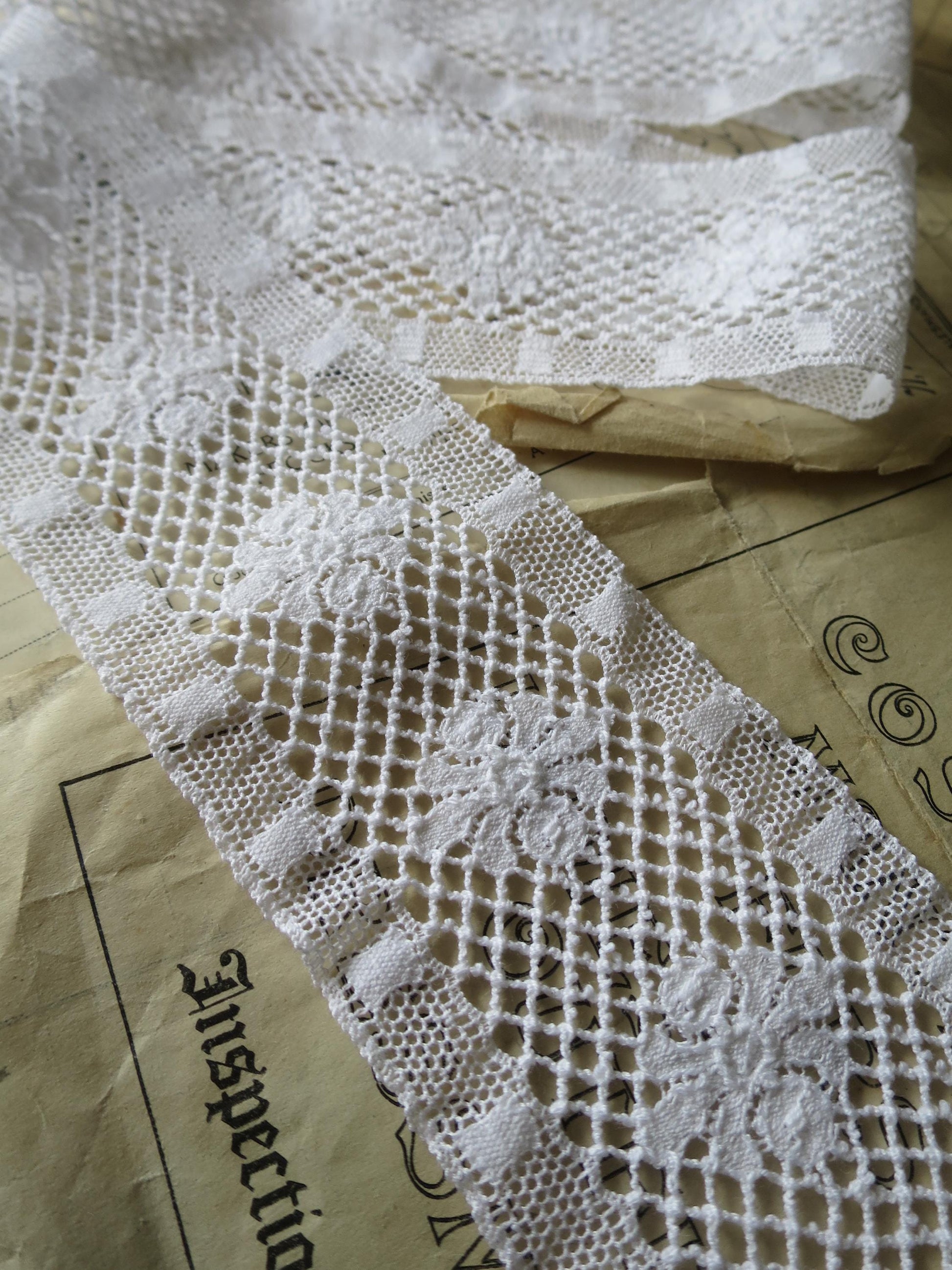 White English Nottingham Lace- Scalloped Trellis Guipure- Insertion- 5.5 cm