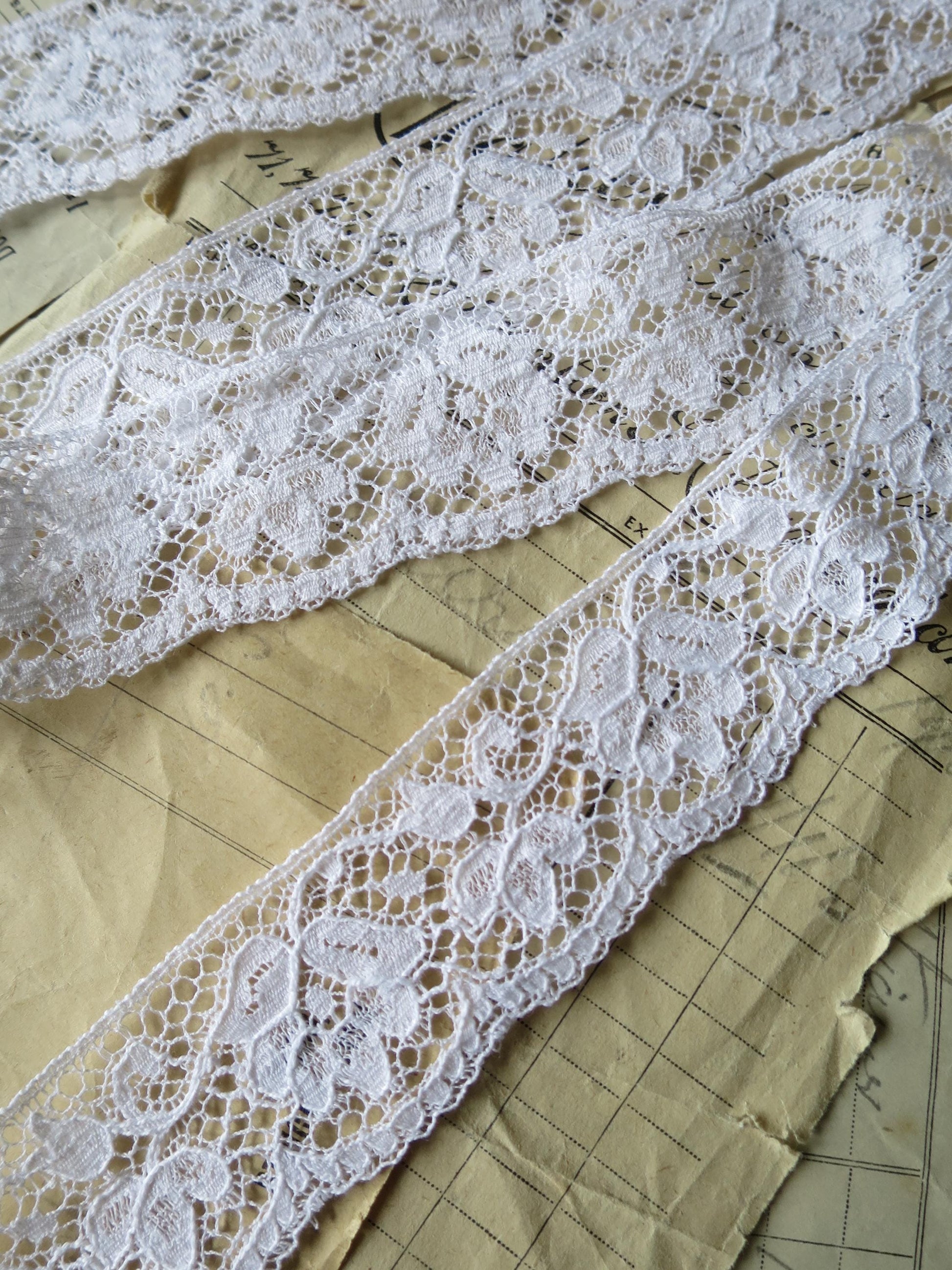 White English Nottingham Lace- Scalloped Raised Floral Guipure- 3.5 cm
