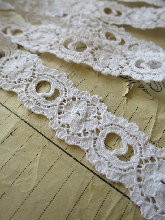 White English Nottingham Lace- Floral Eyelet- Galloon- 2.7 cm