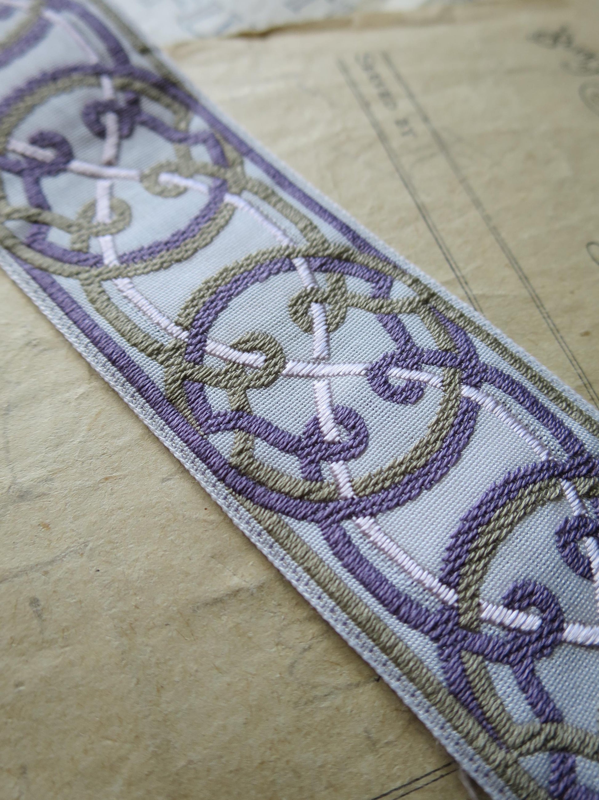 Celtic Knots 32 mm Jacquard Woven Ribbon- Green & Violet