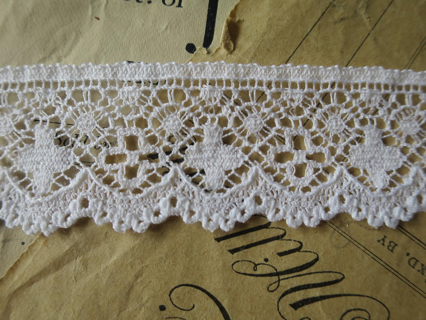 White English Nottingham Lace- Liturgical Ecclesiastical- Cutwork- 2.7 cm