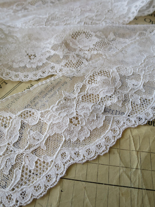 White English Nottingham Lace- Mechlin Roses- 7.5 cm