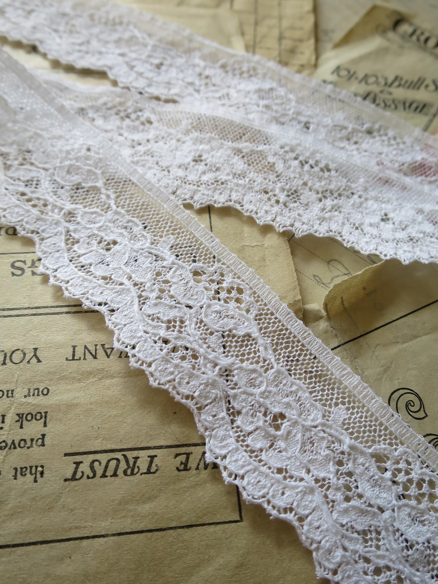 White English Nottingham Lace- Mechlin Roses- 3.5 cm