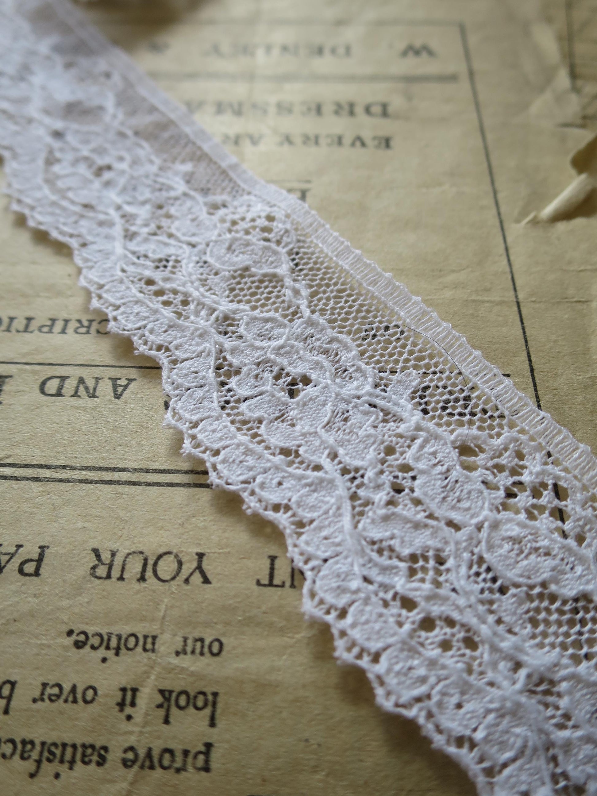 White English Nottingham Lace- Mechlin Roses- 3.5 cm