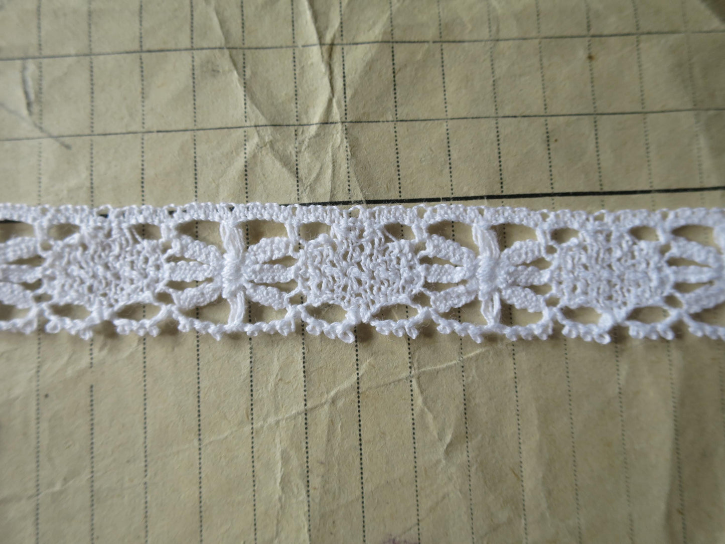White English Nottingham Cluny Lace- Flowers & Cartouches- 1.8 cm