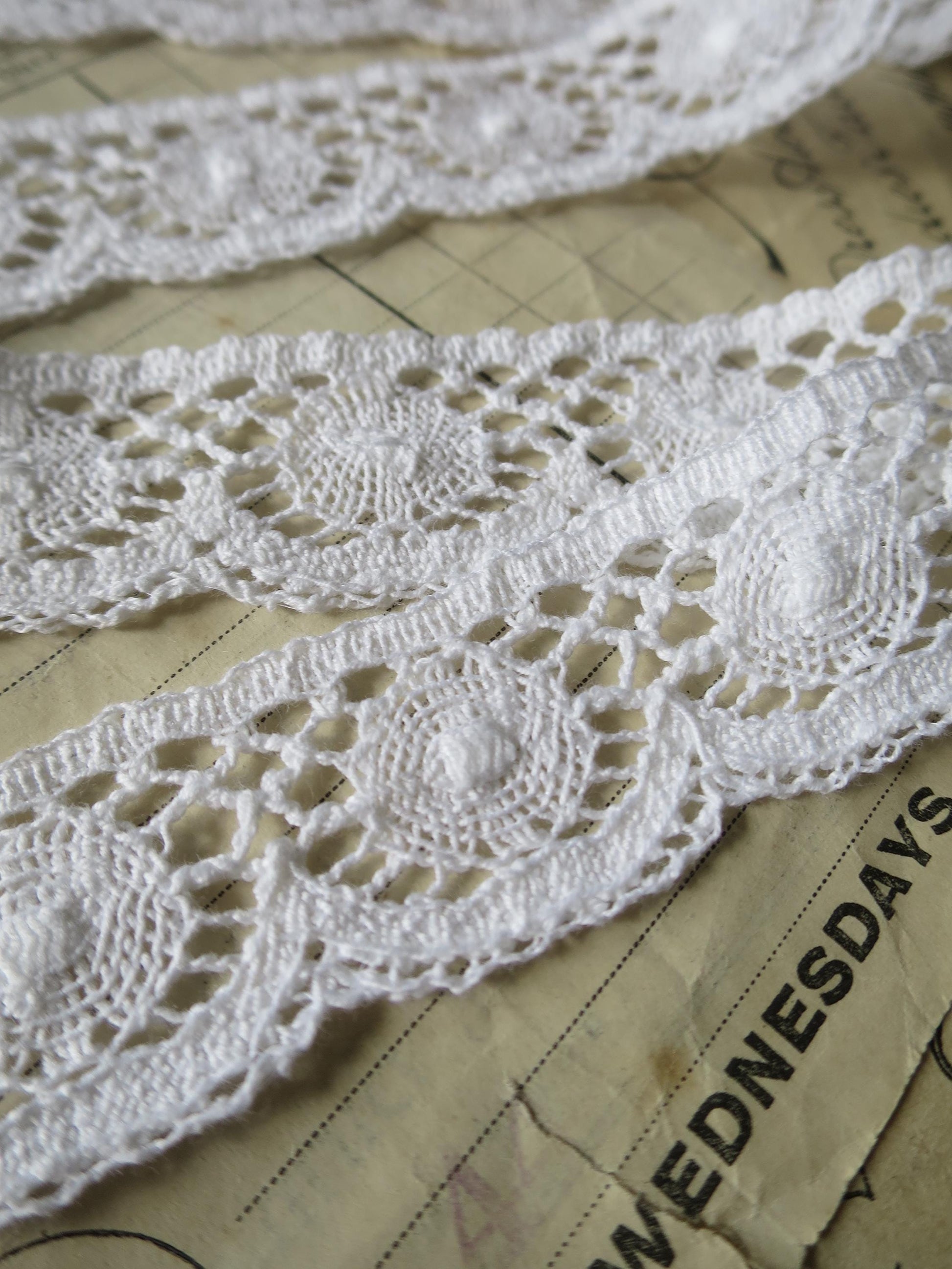 White English Nottingham Cluny Lace- Torchon Circles- 3 cm