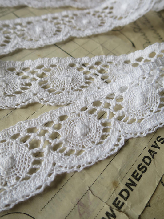 White English Nottingham Cluny Lace- Torchon Circles- 3 cm