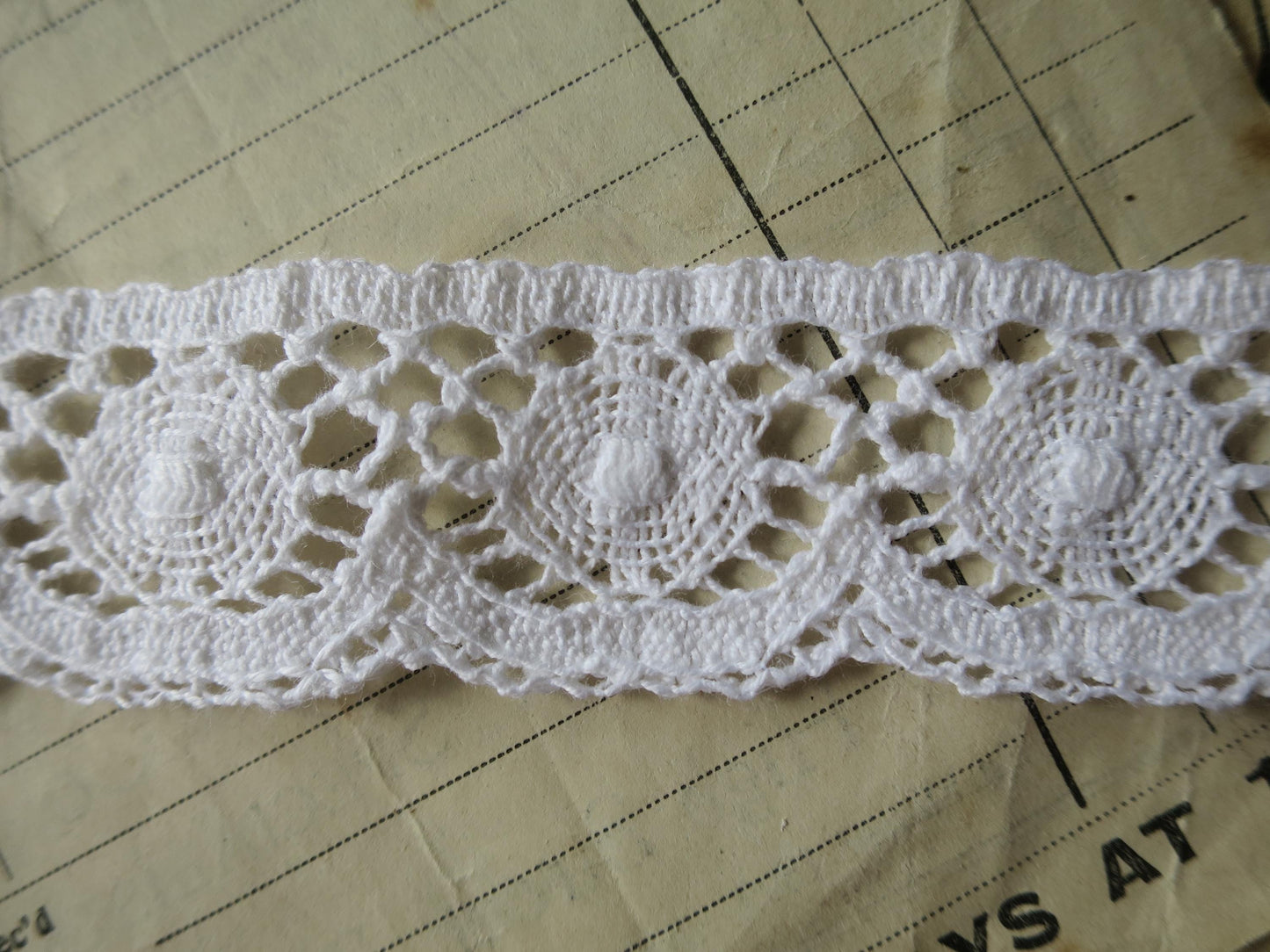 White English Nottingham Cluny Lace- Torchon Circles- 3 cm