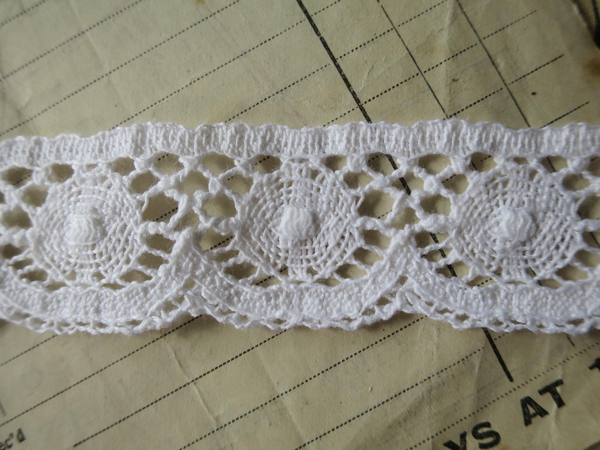 White English Nottingham Cluny Lace- Torchon Circles- 3 cm