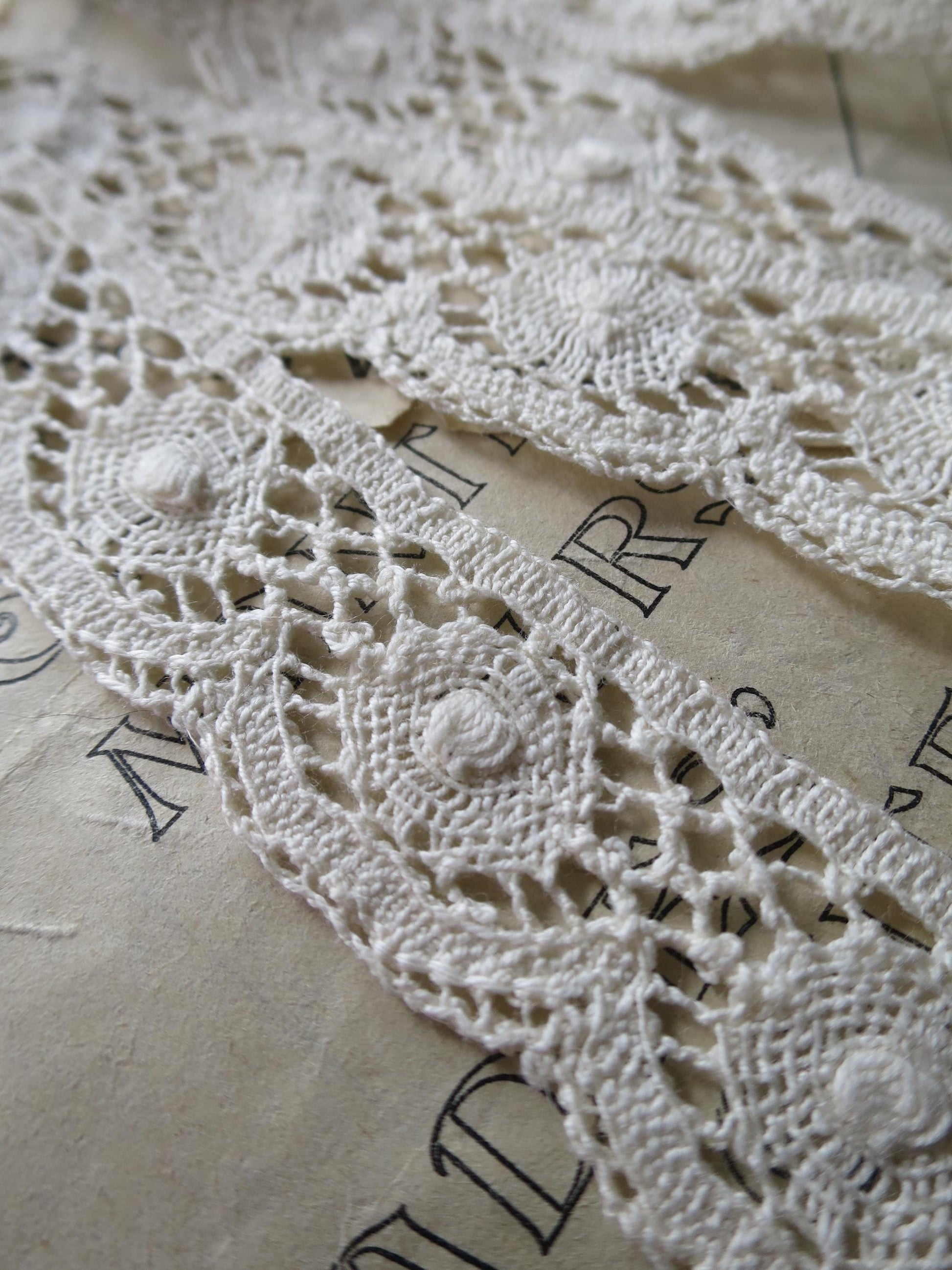 Ecru English Nottingham Cluny Lace- Torchon Circles- 3 cm