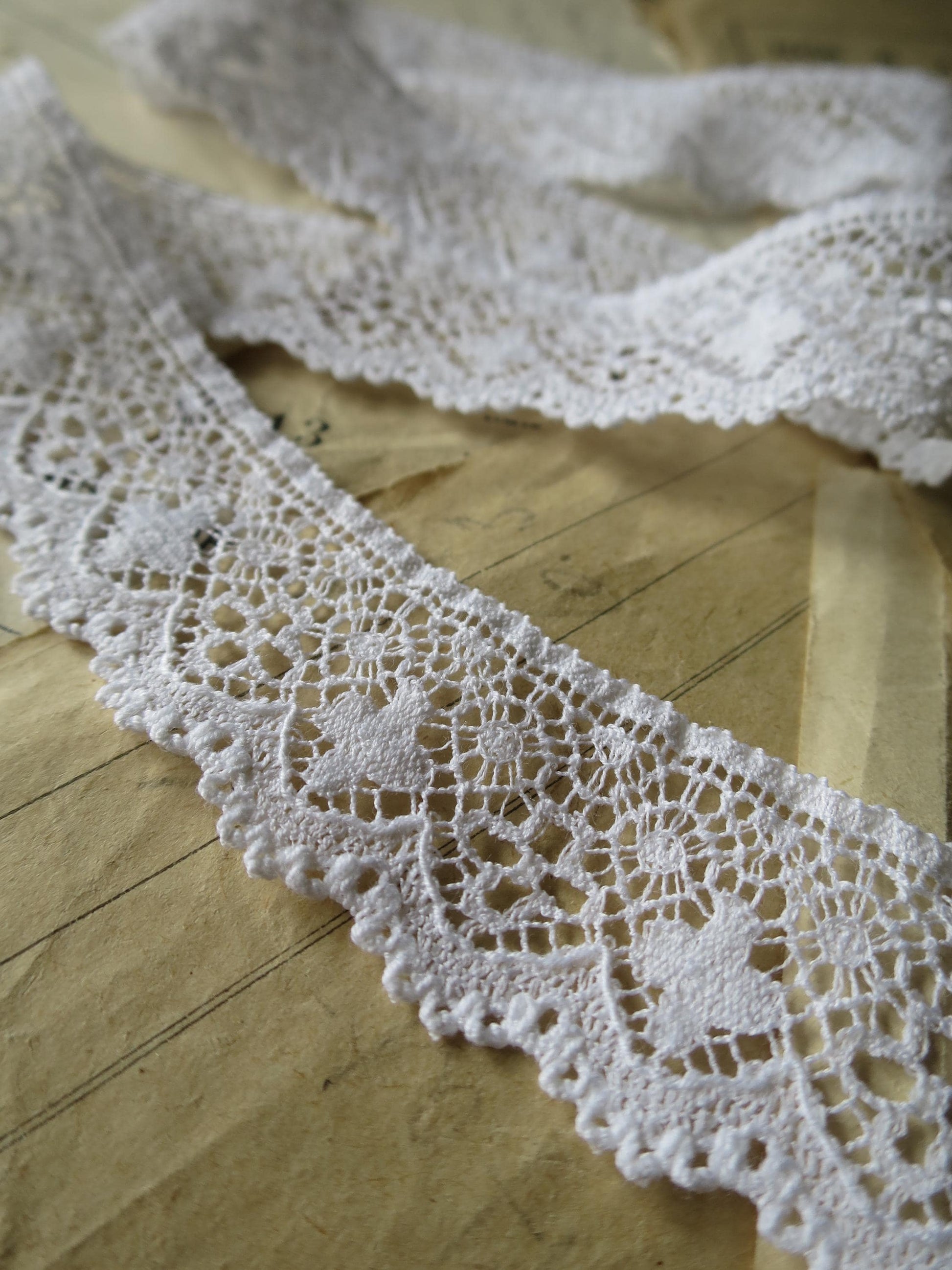 White English Nottingham Lace- Liturgical Ecclesiastical- Cutwork- 2.7 cm
