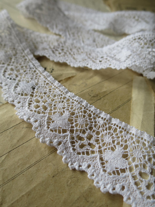 White English Nottingham Lace- Liturgical Ecclesiastical- Cutwork- 2.7 cm