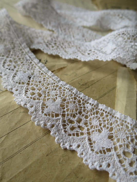 White English Nottingham Lace- Liturgical Ecclesiastical- Cutwork- 2.7 cm