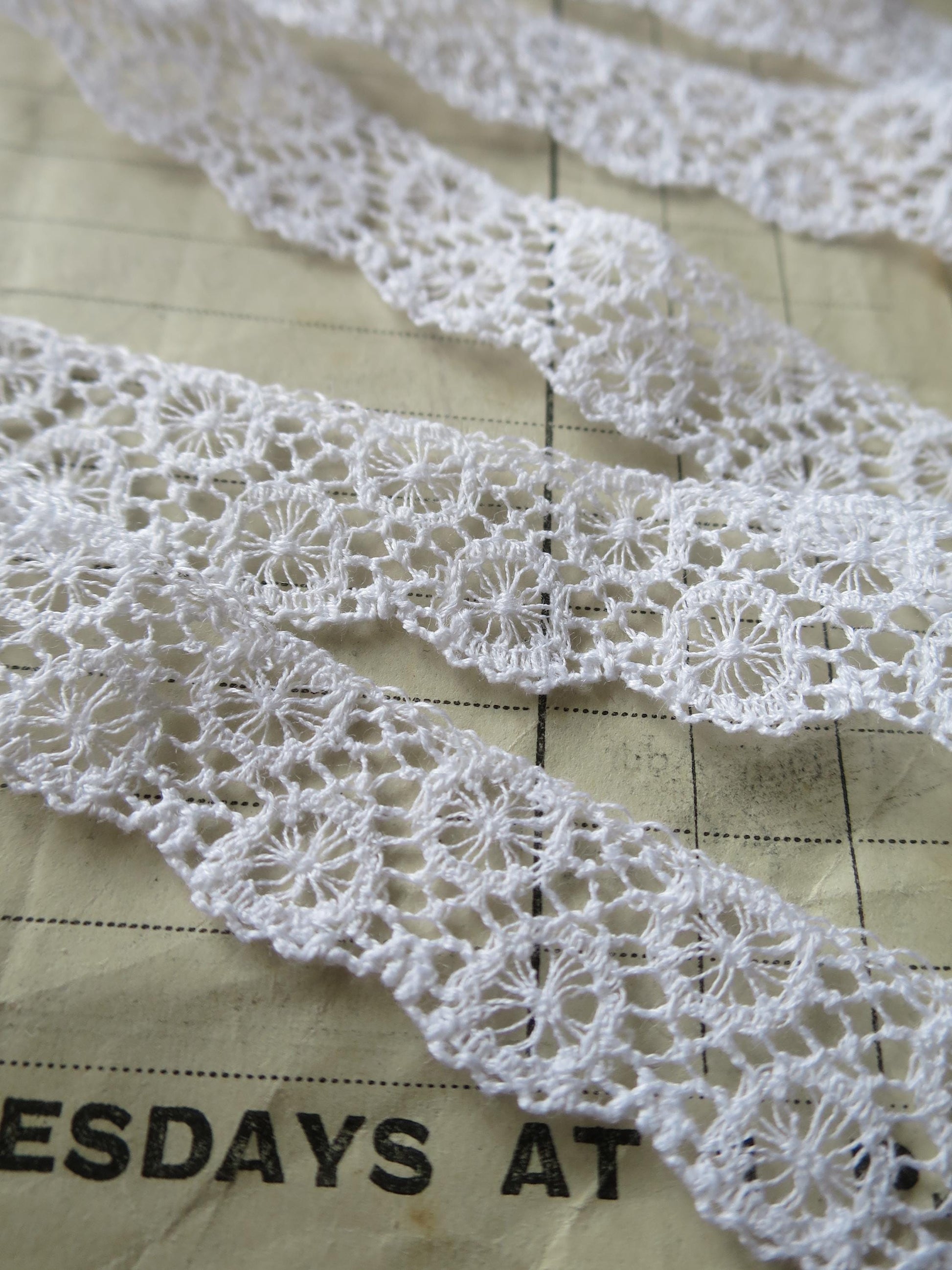 White English Nottingham Lace- Broderie Anglaise/ Cutwork Circles- 1.7cm