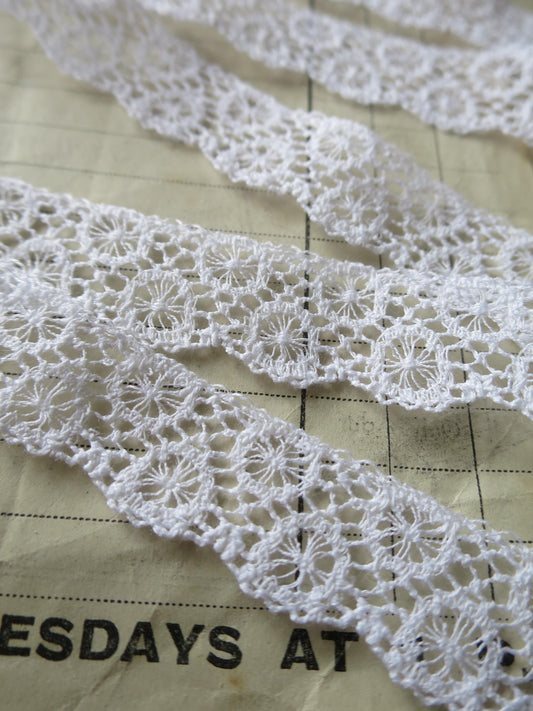 White English Nottingham Lace- Broderie Anglaise/ Cutwork Circles- 1.7cm