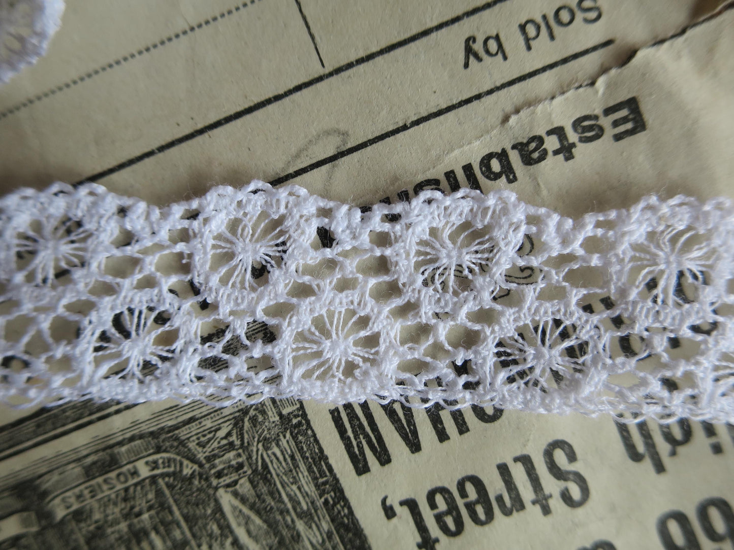 White English Nottingham Lace- Broderie Anglaise/ Cutwork Circles- 1.7cm