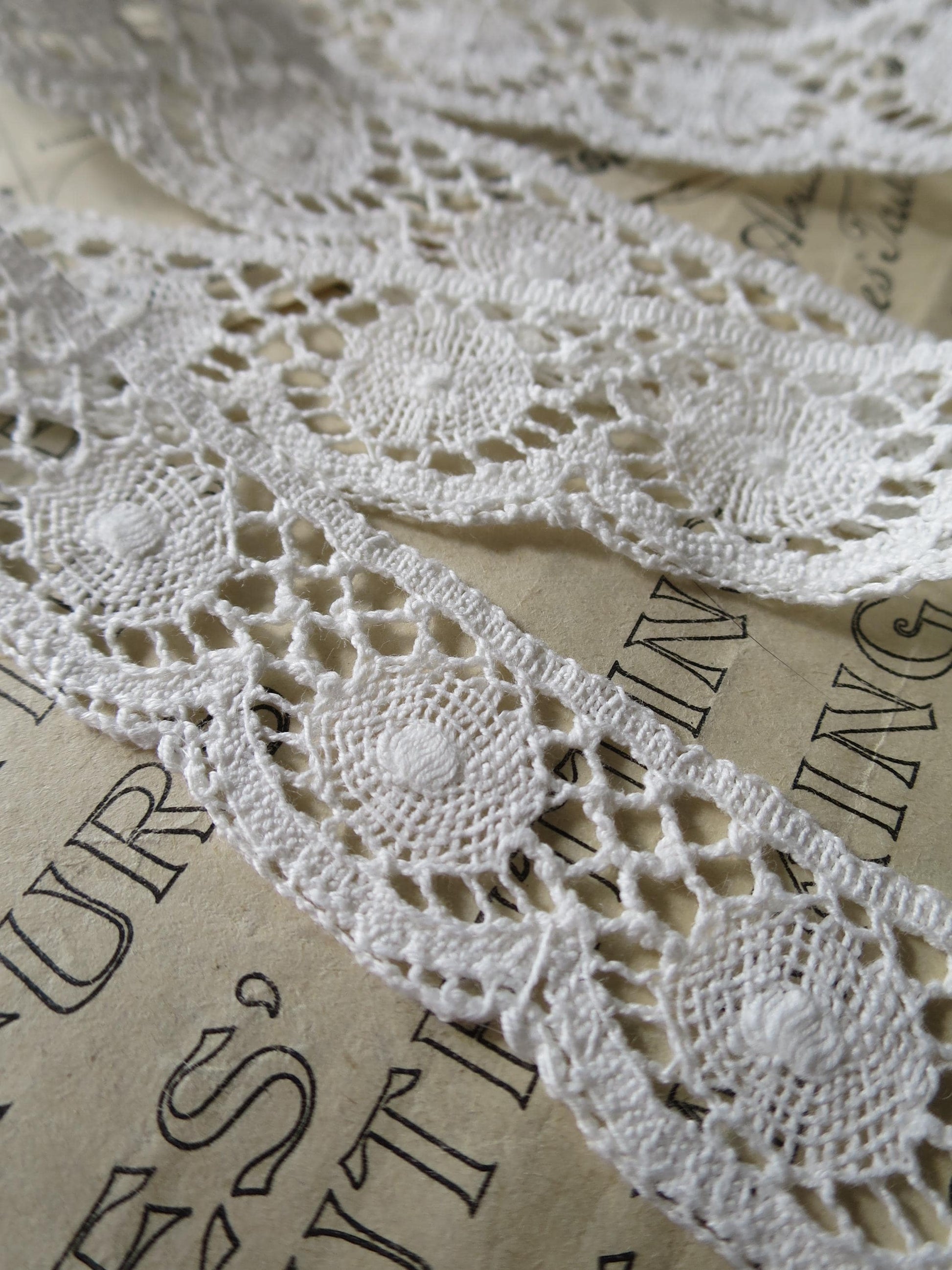 Off White English Nottingham Cluny Lace- Torchon Circles- 3 cm