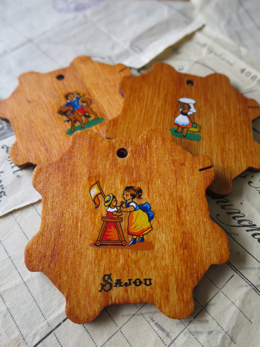 Sajou 3 Wooden Thread Cards- Small Characters