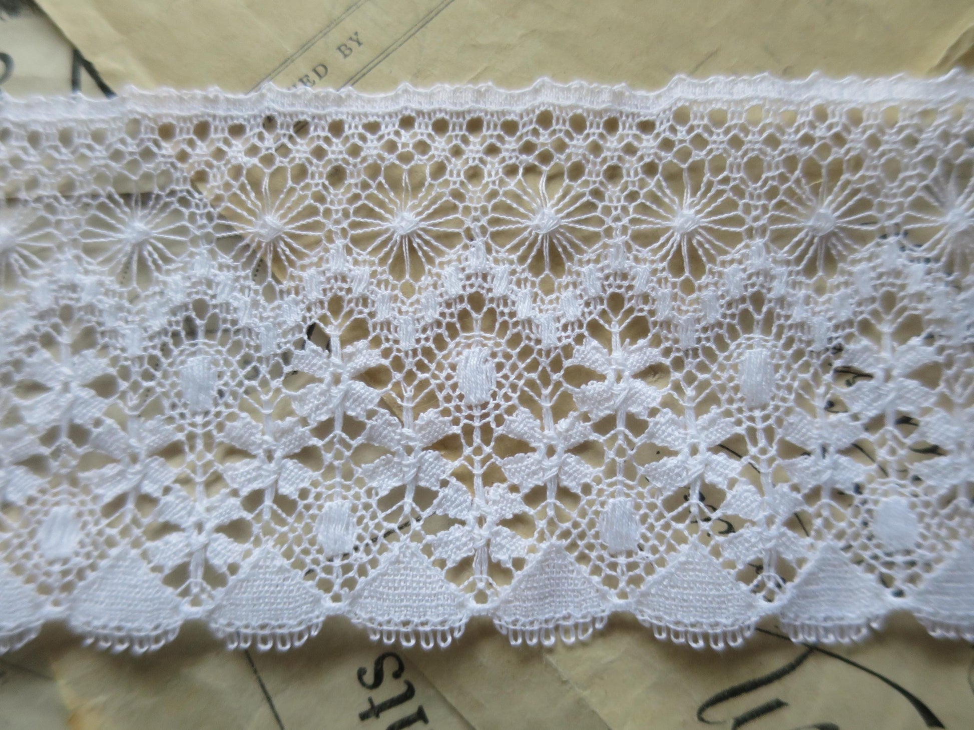 White English Nottingham Lace- Fine Torchon Flowers- 5.5 cm