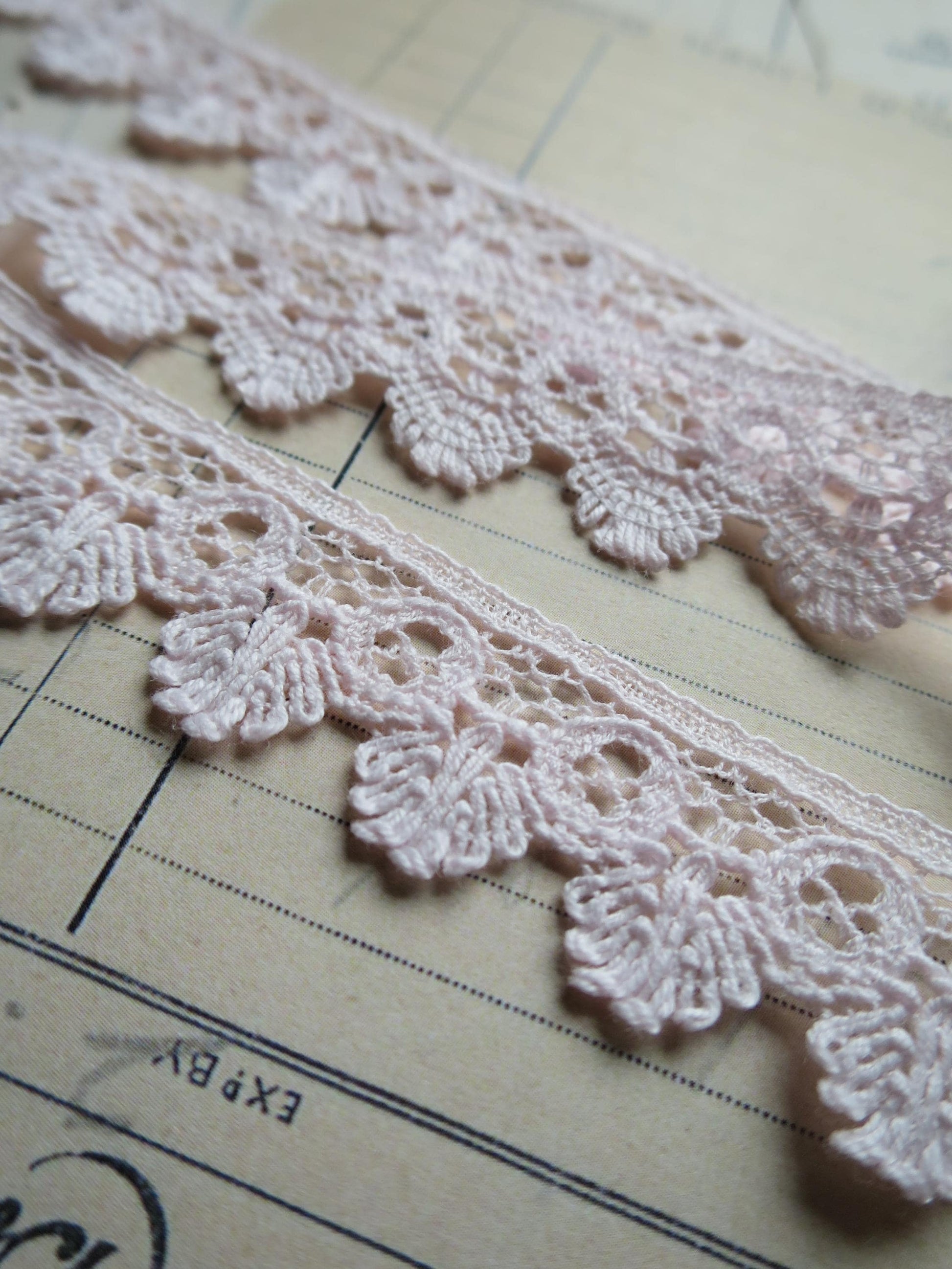 English Nottingham Lace- Bucks Fans- 1.8 cm