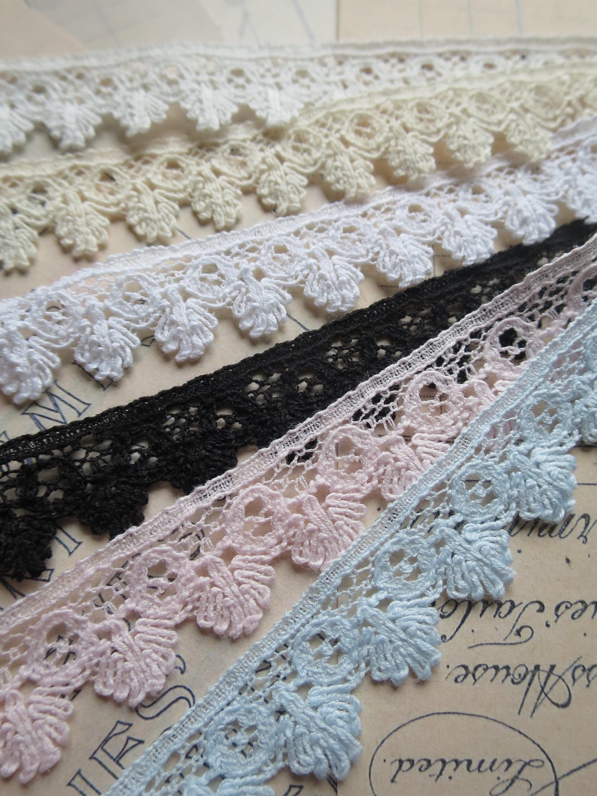 English Nottingham Lace- Bucks Fans- 1.8 cm