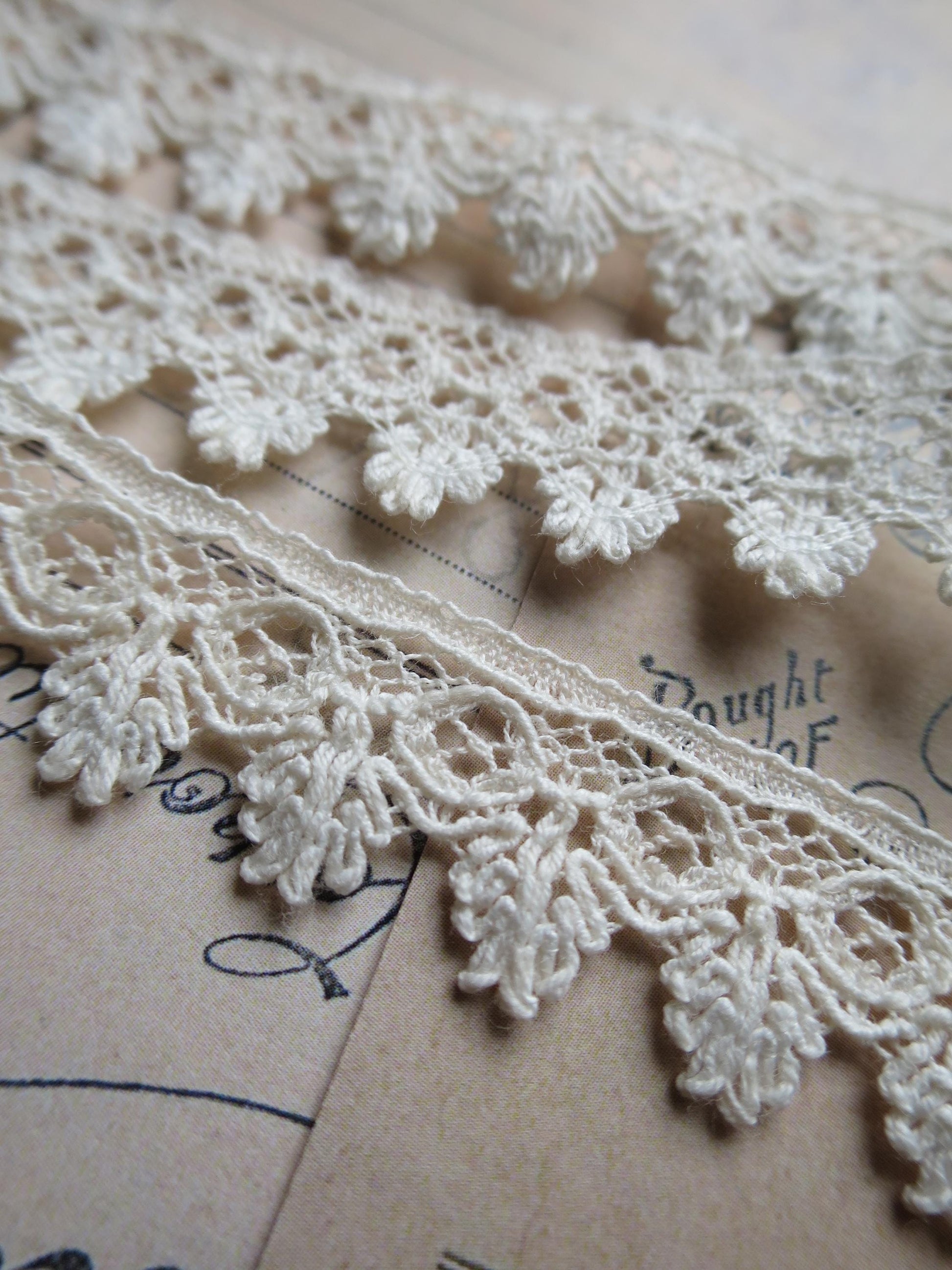 English Nottingham Lace- Bucks Fans- 1.8 cm