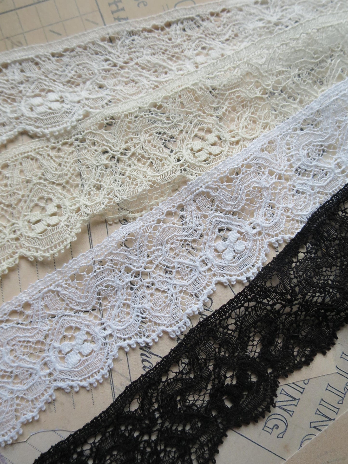 English Nottingham Lace- Intricate Frothy Guipure- 3.7 cm
