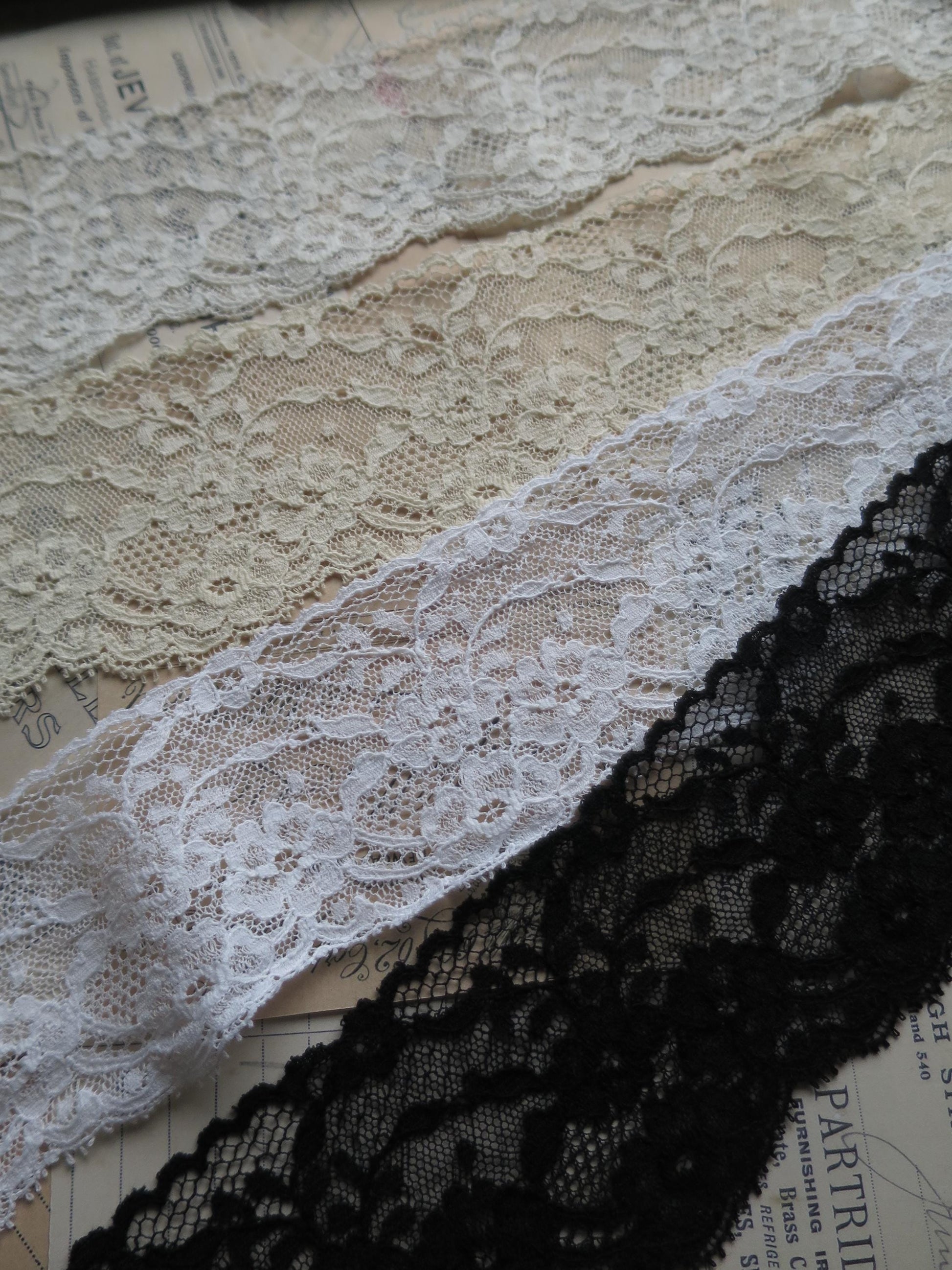 English Nottingham Lace- Frothy Floral Roses Swags Point Lace- 7cm