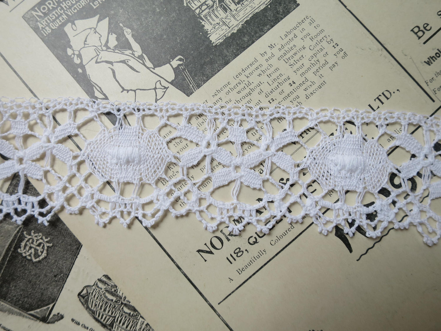 White English Nottingham Cluny Lace- Traditional Torchon- 4.3 cm