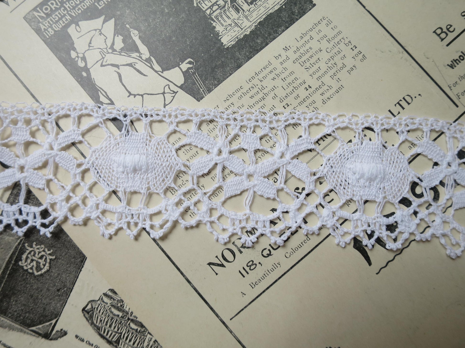 White English Nottingham Cluny Lace- Traditional Torchon- 4.3 cm