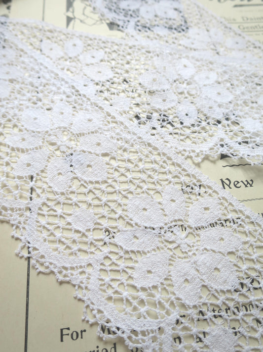 White English Nottingham Lace- Floral Flat Point Lace- 7.5 cm