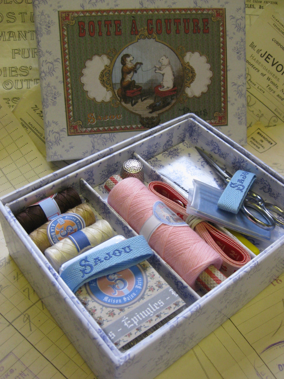 Sajou Sewing Box- Cat and Dog Winding Wool