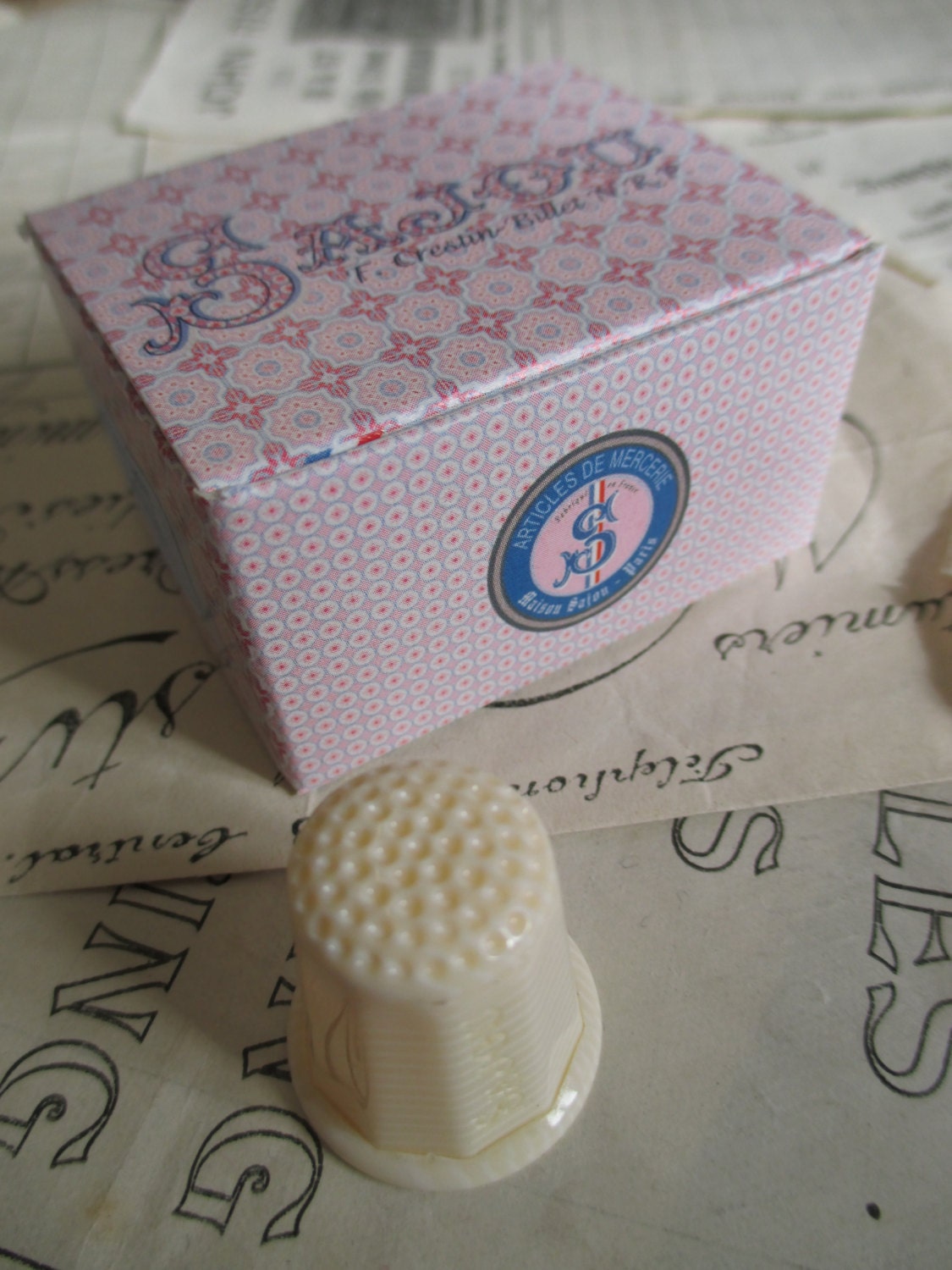 Sajou French Luxury Thimble- Faux Veined Ivory