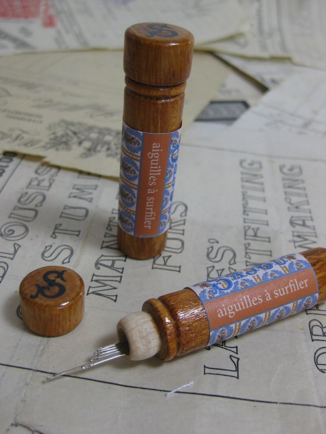 Sajou Wooden Treen Ware Style Needle Case Holder & 6 Needle Cases